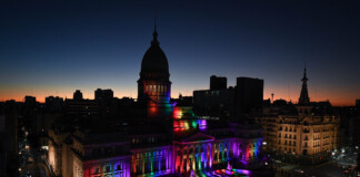 El Congreso se iluminó con los colores de la bandera LGBTIQ+ Clacso