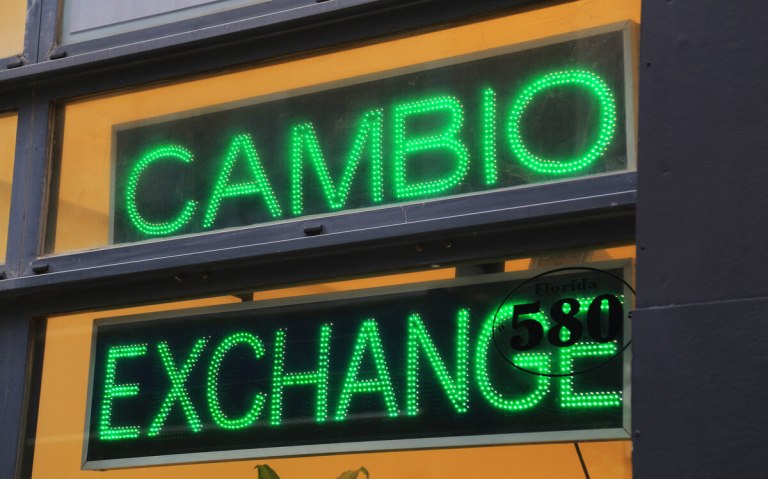 Los argentinos tienen casi un PBI fuera del sistema financiero