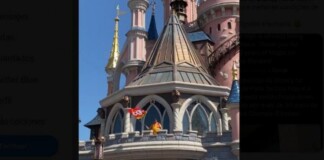 Toman el castillo de la Bella Durmiente durante una protesta gremial en Eurodisney Toman el castillo de la Bella Durmiente durante una protesta gremial en Eurodisney