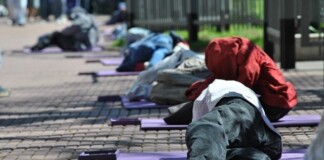 «Frazadazo» y movilización en reclamo por las personas sin techo