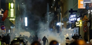 En Francia grupos de extrema derecha se enfrentan a los manifestantes En Francia grupos de extrema derecha se enfrentan a los manifestantes