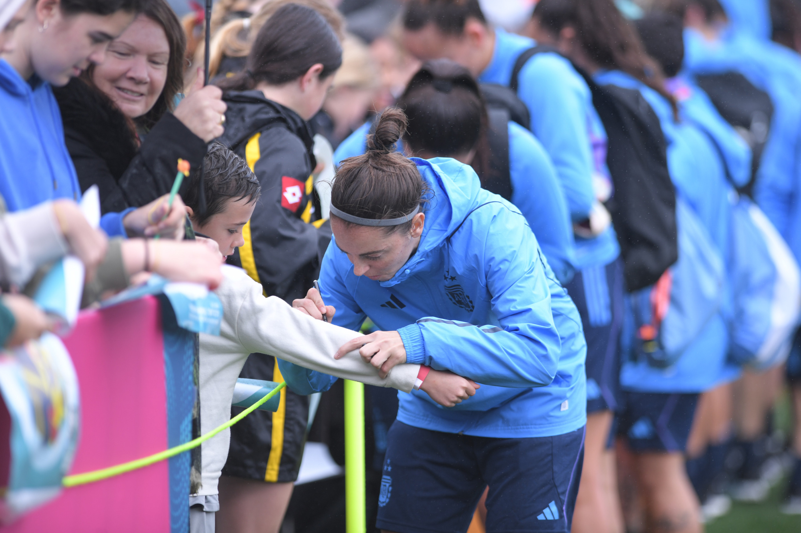 19-07-2023_el_seleccionado_argentino_femenino_realizo La Selección argentina de fútbol femenino tuvo su primera práctica abierta en Auckland