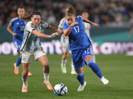 Argentina, sobre el final, perdió ante Italia en el debut mundialista