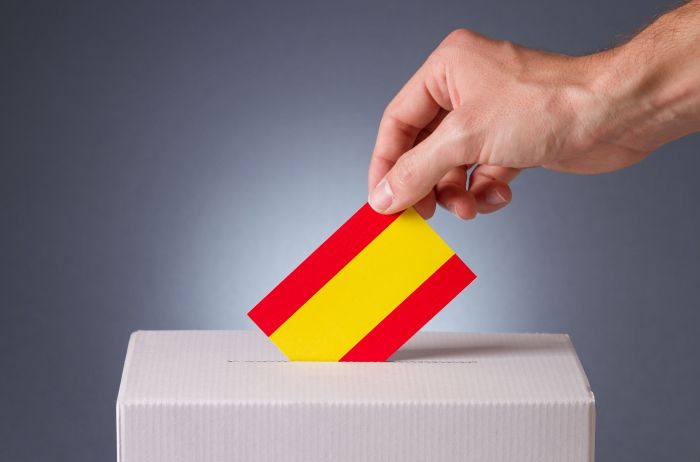 Oficialismo y oposición en España buscan el voto de mujeres e indecisos
