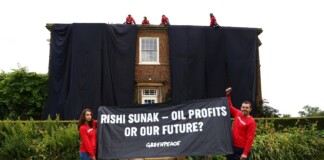 Ambientalistas cubren con un telón la mansión del primer ministro británico Ambientalistas cubren con un telón la mansión de Sunak.