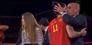 El presidente de la RFEF besó en la boca a jugadora en los festejos por el Mundial El presidente de la RFEF besó en la boca a jugadora en los festejos por el Mundial
