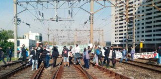 Manifestantes cortan las vías del Roca en Avellaneda y se reduce el servicio