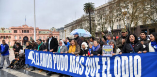 Repudió a «los apologistas de la dictadura» en la histórica ronda de las Madres