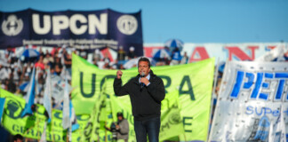 Massa cierra su campaña en una fábrica para contar «qué país empieza en diciembre» campaña