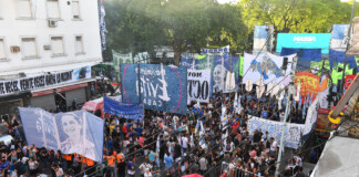 Militantes de Unión por la Patria colman las zonas aledañas al búnker de Massa bunker