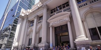 Trabajadores bancarios realizaron un abrazo simbólico al Banco Central contra propuestas de Milei
