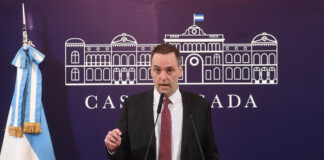 Adorni anunció la «suspensión de la pauta en los medios por un año» Adorni