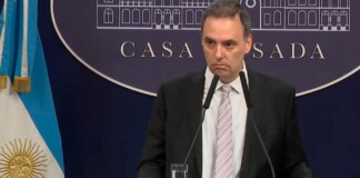Para el Gobierno no es «necesario» incorporar la vacuna del dengue Adorni
