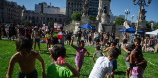 Se celebra el «Verano Solidario» frente al Congreso Verano