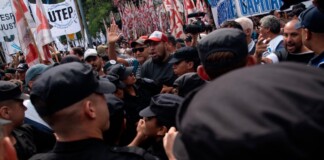 Golpes y gas pimienta en la protesta de las organizaciones sociales gas pimienta