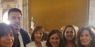 Luis Petri se sacó una foto con Cecilia Pando y otras mujeres que reclaman la libertad de los genocidas Petri