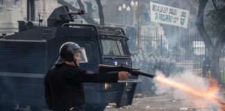 Balas de goma, gas pimienta y detenidos fuera del Congreso