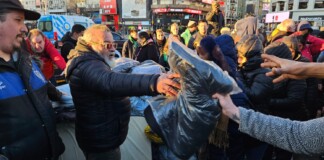 Frente a la Casa de Gobierno, repartieron alimentos y frazadas para las personas en situación de calle