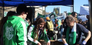 Lanzan en la Plaza de Mayo una campaña contra el hambre y un «frazadazo» en medio de la crisis y el frío