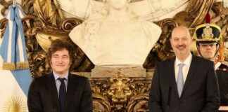 Milei le tomó juramento a Sturzenegger