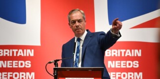 Nigel Farage, el provocador de ultraderecha que elogia a Milei y busca irrumpir en el Reino Unido