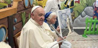 Francisco visitó a la sobrina de una de las monjas francesas asesinadas por Alfredo Astiz