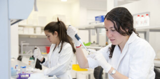 Advierten que la desinversión y la migración de investigadores pone en riesgo el desarrollo de la ciencia básica en Argentina