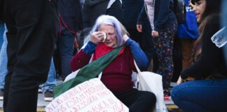 Las imágenes de la brutal represión de la policía de Milei y Bullrich a los jubilados en el Congreso
