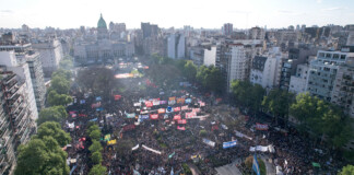 Una multitudinaria marcha federal le reclamó a Milei más fondos para la universidad pública