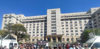 Fuerte custodia policial, doble vallado y «clase pública» a la espera del fallo de Casación a Cristina