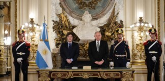 Milei le tomó juramento a Werthein, que pidió las renuncias de varios funcionarios en la Cancillería