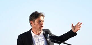 Kicillof define su estrategia electoral anti Milei entre pedidos para desdoblar las elecciones y el recelo de La Cámpora