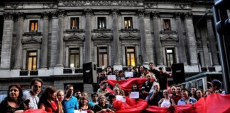 El Gobierno despidió al 40% de los trabajadores de la Dirección de VIH