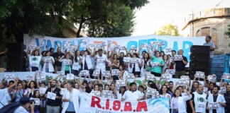 Los trabajadores del Hospital Bonaparte realizaron un masivo abrazo al edificio para rechazar los más de 200 despidos