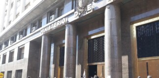No para la motosierra de Milei: pasaron a disponibilidad a 150 trabajadores de planta en el Ministerio de Economía