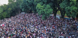 Multitudinaria Asamblea LGBTIQ+ en el Parque Lezama contra las políticas de odio de Milei
