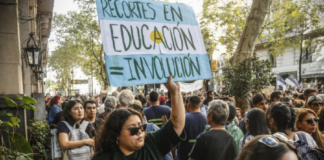 Docentes bonaerenses protestan frente a la secretaría de Educación «contra la motosierra de Milei, los gobernadores y el FMI»