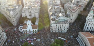 Una multitud liderada por la comunidad LGBTIQ+ marchó para decirle «basta» al discurso fascista y racista de Milei