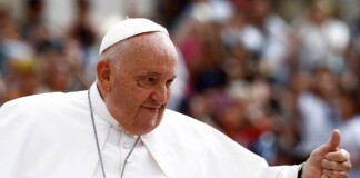 El Papa se levanta de la cama y «su corazón aguanta bien» pese a la neumonía que padece