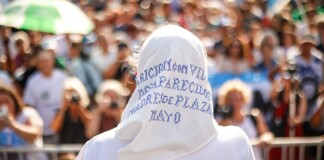 «Marcha de la Resistencia»: las Madres de Plaza de Mayo se movilizaron frente a la Casa Rosada