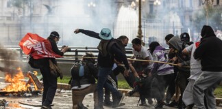 Las imágenes de la salvaje represión del Gobierno contra los jubilados e hinchas en el Congreso