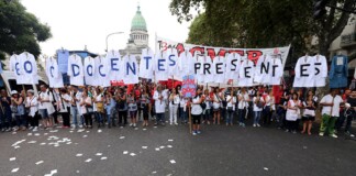 El Gobierno fijó el salario mínimo de los docentes en $500.000, pero sin el aval de los gremios
