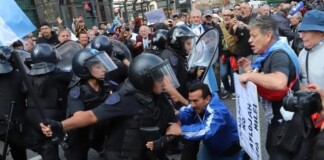 La policía de Milei y Bullrich reprimió la manifestación de jubilados e hinchas en el Congreso