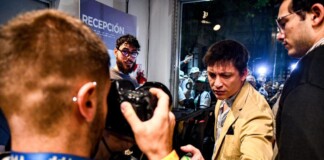 Grave intimidación de Santiago Caputo a un fotógrafo antes del debate legislativo