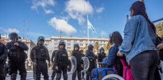 Personal de salud, educación y personas con discapacidad se manifestaron en contra de la gestión de Milei