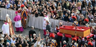 Los fieles comienzan a dar el último adiós al papa Francisco en el Vaticano