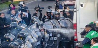 Trabajadores del INTI fueron reprimidos por la Policía durante una protesta en General Paz Trabajadores del INTI reprimidos por la Policía durante una protesta en General Paz