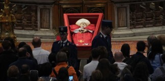 Miles de personas despidieron al Papa en la basílica de San Pedro antes de su funeral