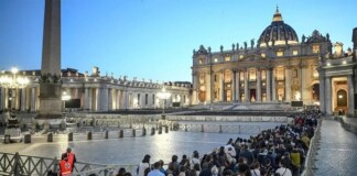 Un río sin fin de fieles despide a Francisco en el Vaticano