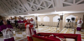 Difundieron las primeras imágenes del papa Francisco en el féretro